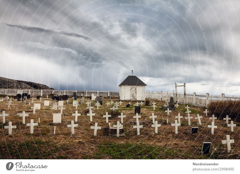 Kleiner Friedhof an der Barentssee Himmel Wolken Klima schlechtes Wetter Sturm Regen Gras Wiese Fischerdorf Menschenleer Bauwerk alt dunkel Stadt ruhig