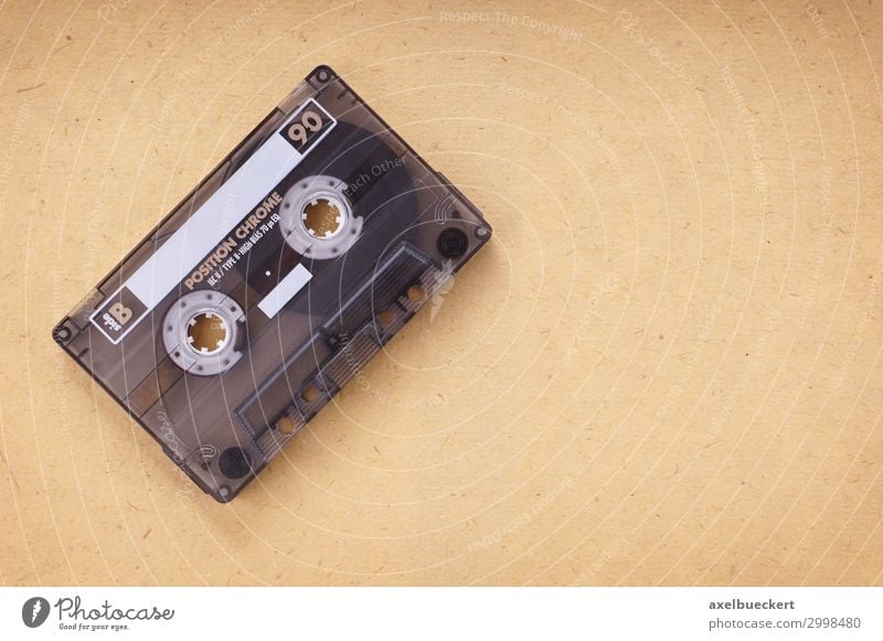 Kassette auf Vintage-Papier Musik Technik & Technologie Medien hören alt retro Musikkassette altmodisch Objektfotografie blanko klassisch Klang analog