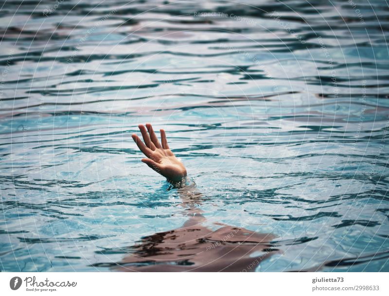 Please, send help !! Junge Kindheit 1 Mensch 8-13 Jahre Wasser Sommer Meer See Angst Tod unschuldig Verzweiflung Hilferuf Hilfesuchend Rettung Hoffnung