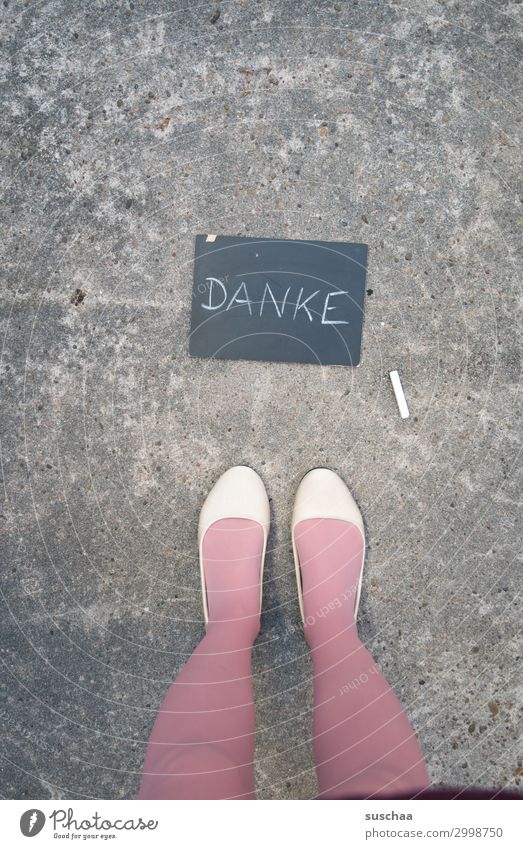 .. dankeschön Frau Beine Füße Schuhe Ballerinas Straße Asphalt stehen weiblich rosa Tafel danke schön Wort Schrift Text Buchstaben danken dankbar Freude