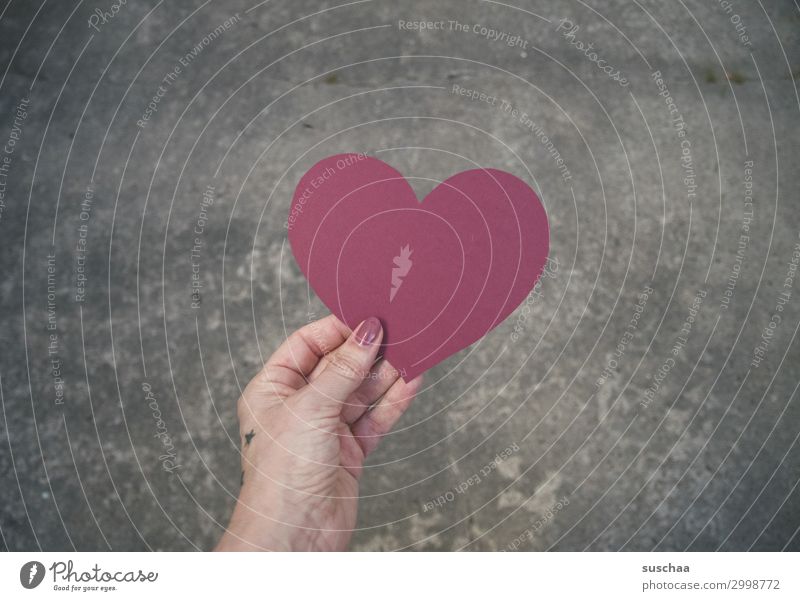 herzlich Herz rot Liebe Freundschaft Mitgefühl Geschenk Valentinstag Verbundenheit Hand Frau weiblich Straße Asphalt Mitteilung Botschaft Weltfrieden Hippie