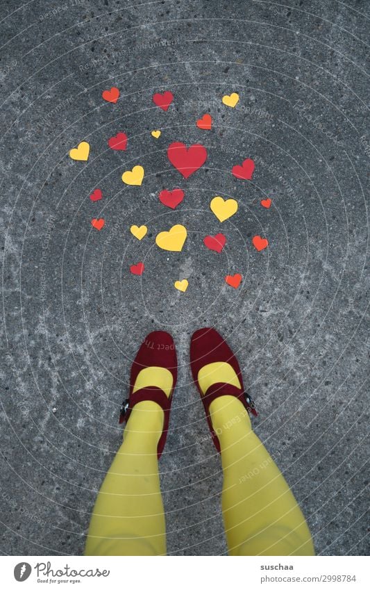 herzlichst ... Herz rot gelb Liebe Freundschaft Mitgefühl Verbundenheit viele Beine Fuß Frau weiblich Straße Asphalt skurril Mitteilung Botschaft Weltfrieden