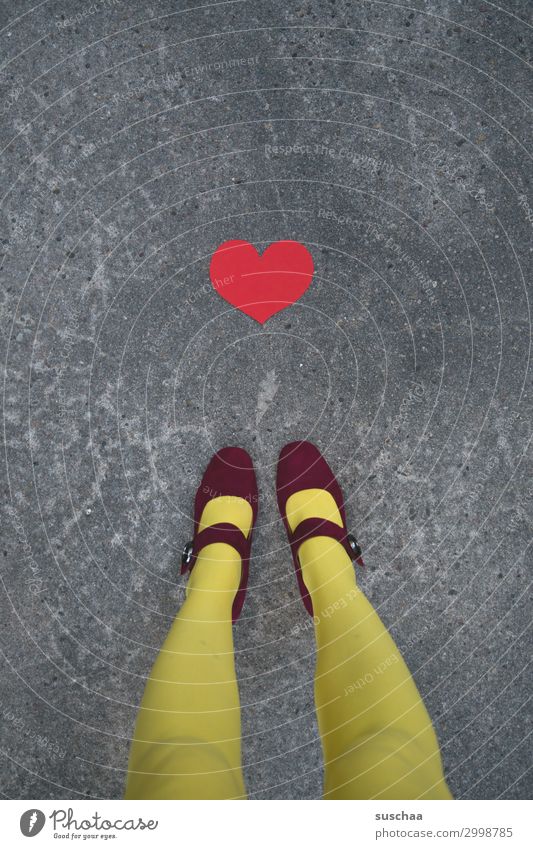 herzlich Herz rot gelb Liebe Freundschaft Mitgefühl Verbundenheit viele Beine Fuß Frau weiblich Straße Asphalt skurril Mitteilung Botschaft Weltfrieden Hippie