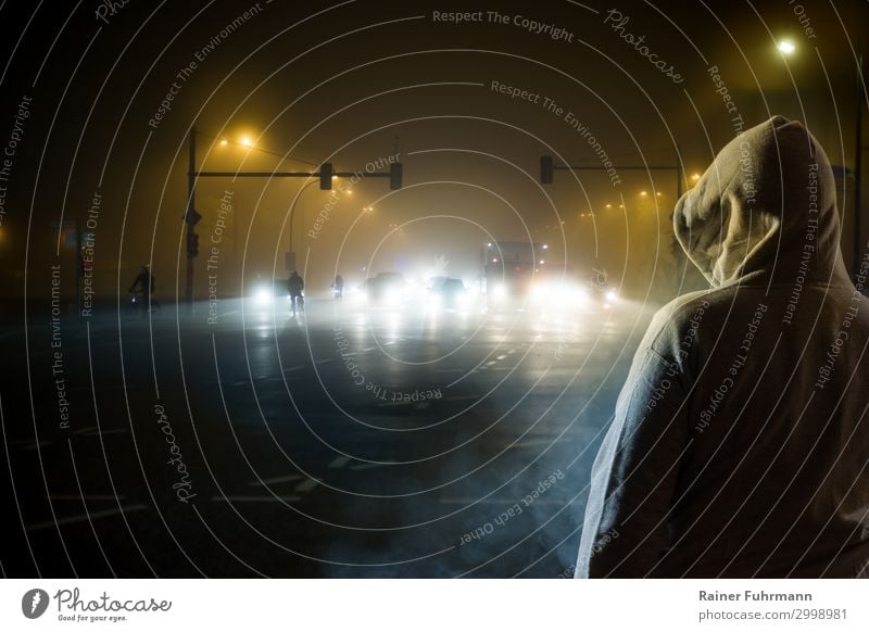 ein Mann beobachtet nachts den Strassenverkehr Mensch Erwachsene 1 Nebel Stadt Hauptstadt bevölkert "Straße Allee Hauptstrasse" Verkehr Verkehrswege