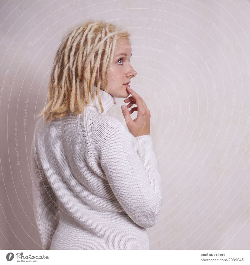 nachdenkliche Frau mit blonden Dreadlocks Lifestyle Mensch feminin Junge Frau Jugendliche Erwachsene 1 18-30 Jahre Subkultur Pullover Haare & Frisuren