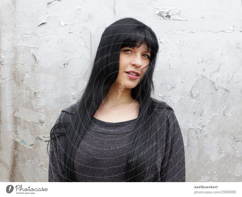 junge Frau mit langen schwarzen Haaren Lifestyle Mensch feminin Junge Frau Jugendliche Erwachsene 1 18-30 Jahre Mauer Wand Pullover schwarzhaarig langhaarig