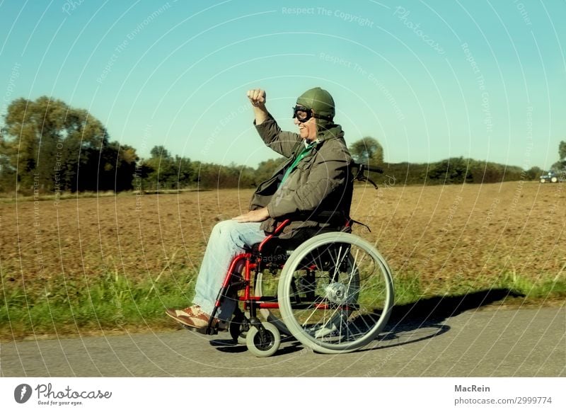 Rollstuhlfahrer Mensch maskulin Männlicher Senior Mann 60 und älter Fußgänger Bekleidung Hose Jacke Mütze fahren alt frech Fröhlichkeit positiv verrückt