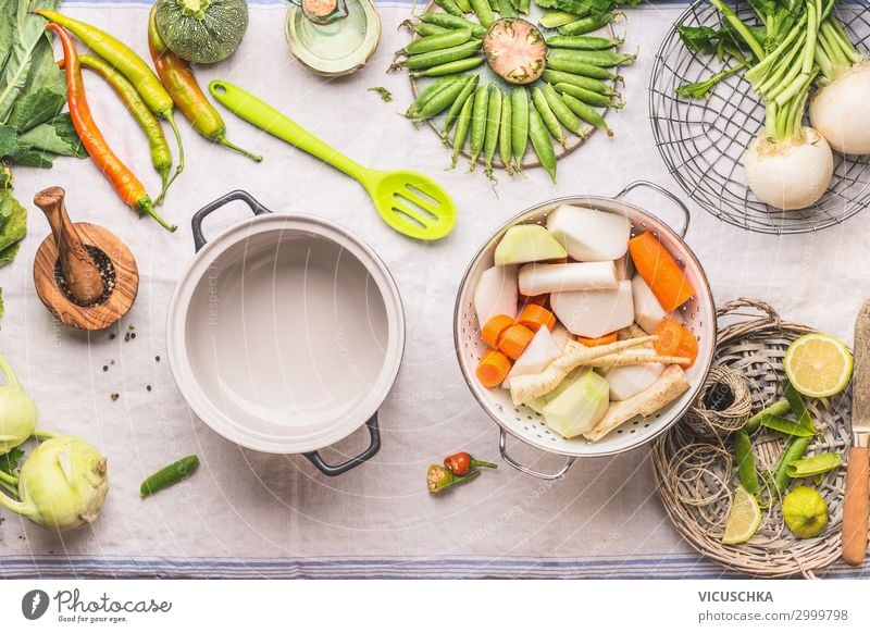 Auswahl an saisonal Gemüse auf Küchentisch Lebensmittel Suppe Eintopf Kräuter & Gewürze Ernährung Bioprodukte Vegetarische Ernährung Diät Geschirr Topf kaufen