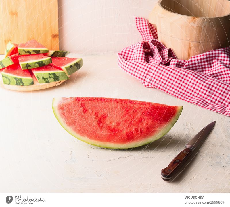 Stück Wassermelone mit Messer Lebensmittel Frucht Dessert Ernährung Stil Gesunde Ernährung Sommer Tisch Design Teile u. Stücke Küche Foodfotografie Farbfoto