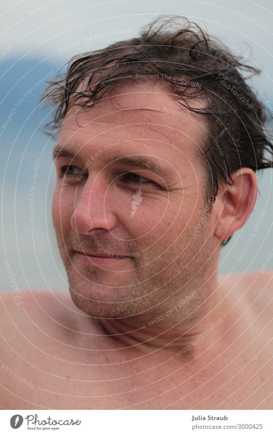 Mann Wasser Dreitagebart maskulin Erwachsene Kopf 1 Mensch 30-45 Jahre Lächeln Blick nackt nass natürlich blau braun Zufriedenheit Farbfoto Außenaufnahme Tag