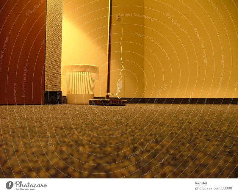 Auf dem Boden der Tatsachen Teppich Lampe Müllbehälter Wohnung Raum gelb Licht Bodenbelag