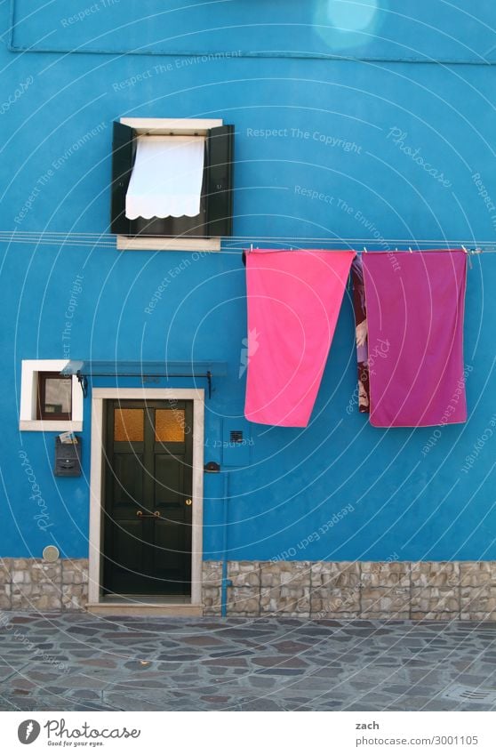 blau | pink Häusliches Leben Haus Venedig Burano Italien Fischerdorf Altstadt Mauer Wand Fassade Fenster Tür Holz rosa Wäsche Handtuch Farbfoto Außenaufnahme