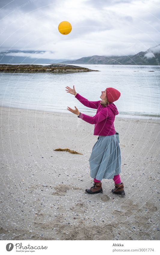 Junge Frau spielt mit Strandgut Freude Spielen Bildung Jugendliche Natur Wolken schlechtes Wetter Regen Küste Norwegen Ball Müllverwertung fangen werfen frei