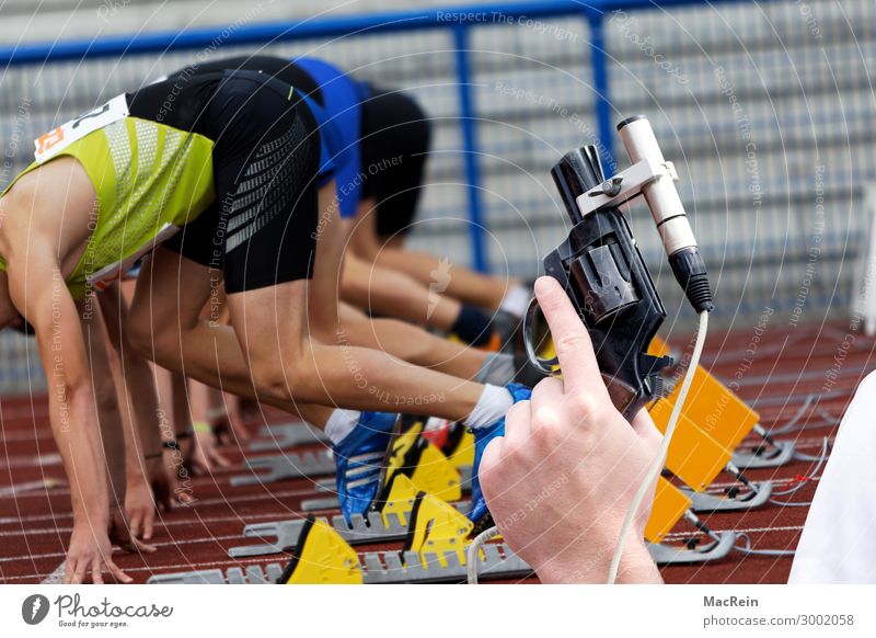 Startschuß Sport Leichtathletik Sportler feminin Mann Erwachsene sportlich Geschwindigkeit Beginn Aktion Laufbahn Athlet Europa Gala Läufer Pistole