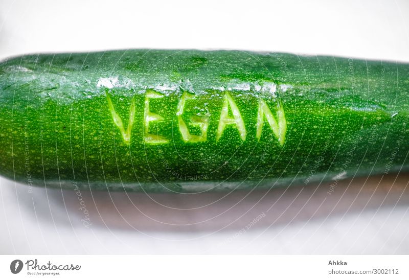 Vegan: Zucchini Lebensmittel Gemüse Ernährung Bioprodukte Vegetarische Ernährung Vegane Ernährung Lifestyle frisch Gesundheit glänzend grün Schriftzeichen
