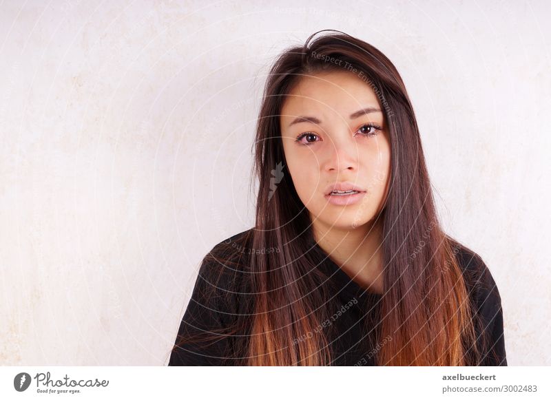 junge Frau mit verheulten Augen Lifestyle Mensch feminin Junge Frau Jugendliche Erwachsene 1 13-18 Jahre 18-30 Jahre T-Shirt schwarzhaarig brünett langhaarig