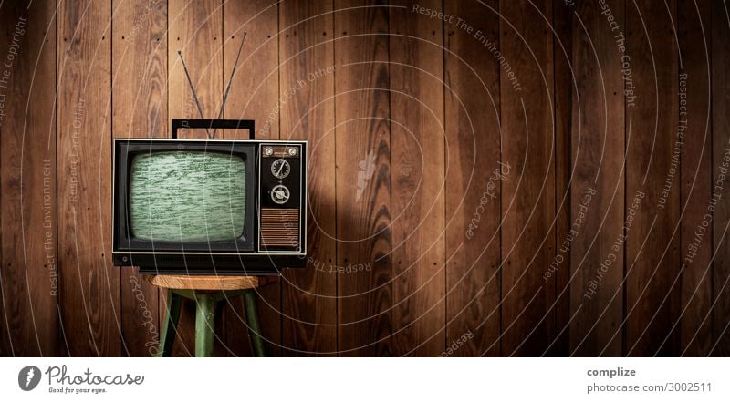 Vintage Fernseher vor Holzwand | Panorama Stil Design Freizeit & Hobby Häusliches Leben Wohnung Innenarchitektur Raum Wohnzimmer Medienbranche Werbebranche
