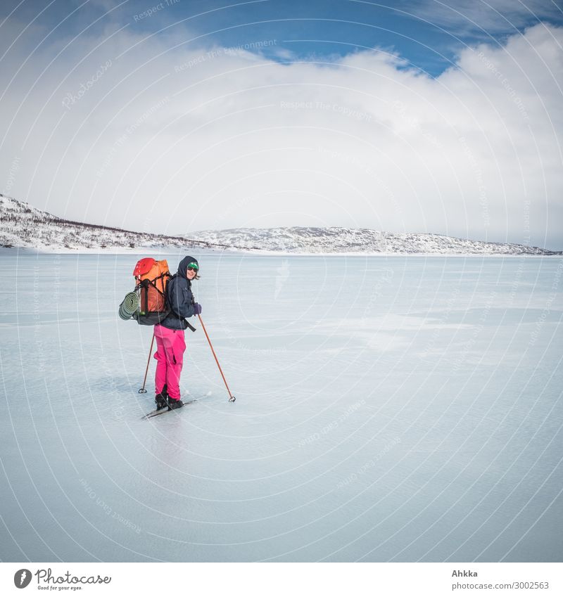 Wasserfahrt Ferien & Urlaub & Reisen Winter Wintersport Junge Frau Jugendliche Natur Urelemente Wolken Eis Frost Schnee Skandinavien Mut Leidenschaft Vertrauen