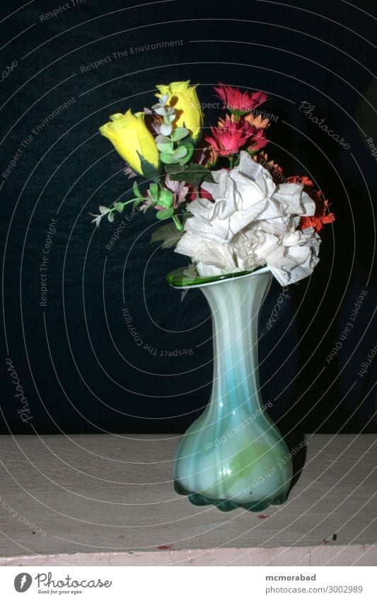Blaue Glas-Blumenvase Menschengruppe Pflanze Blüte Container Blumenstrauß ästhetisch schön blau gelb rot weiß Duft Haufen Anhäufung angeordnet Kulisse Vase