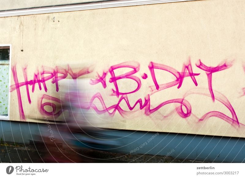 Geburtstag Happy Birthday Glückwünsche Geburtstagswunsch Wunsch Haus Wand Mauer Graffiti taggen Vandalismus Tagger beschmiert Beschriftung Fahrrad Fahrradfahren