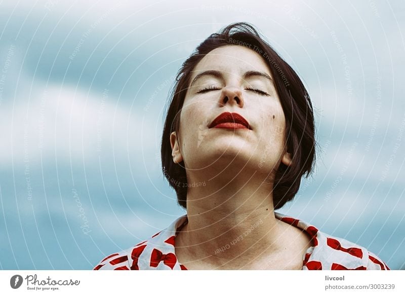 Frau träumt vom Wachsein, Spanien - Europa Lifestyle Stil schön Sommer Garten Mensch Erwachsene Kopf Gesicht Auge Ohr Nase Mund Lippen 1 18-30 Jahre Jugendliche