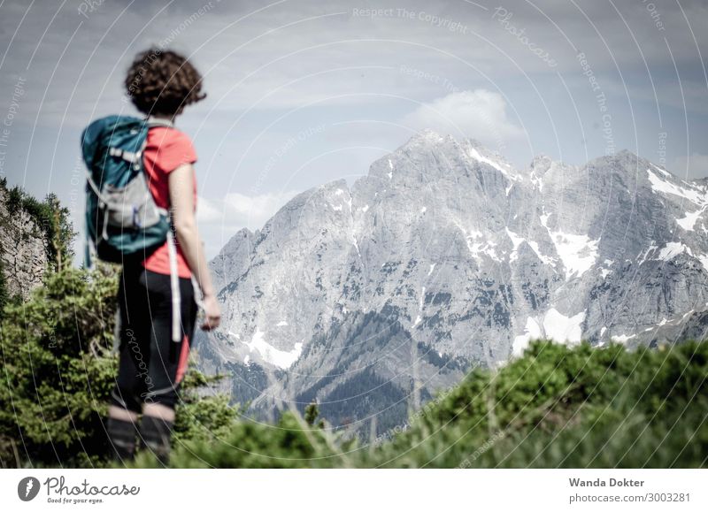 Stunning Mountain View Fitness Freizeit & Hobby Berge u. Gebirge wandern feminin Junge Frau Jugendliche Natur Landschaft Schönes Wetter Schnee Felsen Alpen