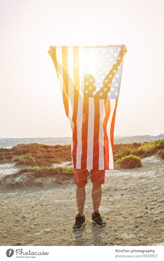 Silhouette des Mannes mit amerikanischer Flagge Lifestyle Freude Freiheit Feste & Feiern Erwachsene Streifen Fahne stehen authentisch Fröhlichkeit Ehre Stolz