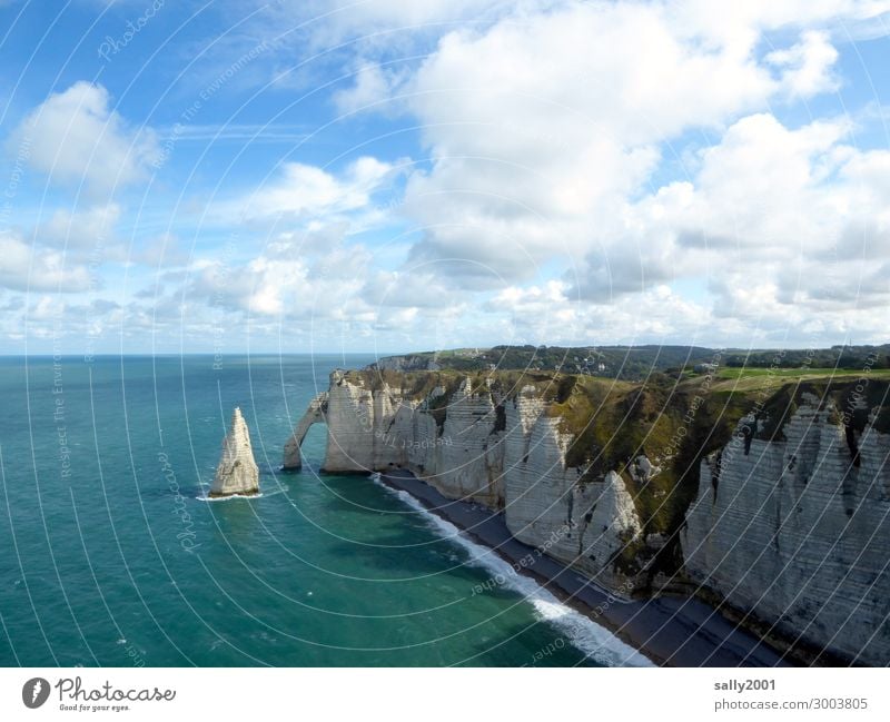 Orte, die etwas bedeuten | Felsformation bei Étretat Klippe Meer Frankreich Küste Felsen Normandie Landschaft Natur Horizont Strand Tourismus Klippenwanderung