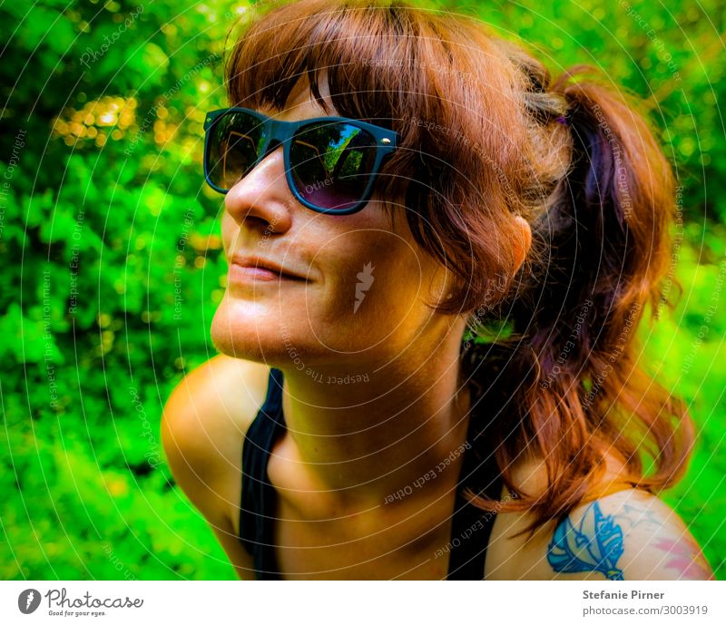 Sunshine Mensch feminin Junge Frau Jugendliche Erwachsene Leben Kopf 1 18-30 Jahre Natur Sommer Schönes Wetter Wald Accessoire Tattoo Sonnenbrille Zopf
