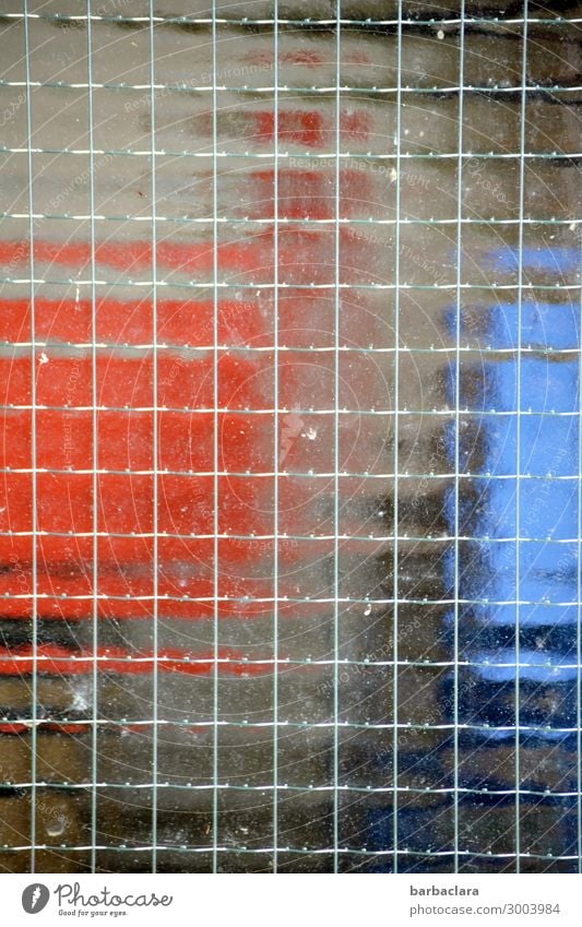 unscharf | hinter Glas Technik & Technologie Fassade Fenster Kasten Container Metall Linie eckig blau rot Stadt Farbfoto Außenaufnahme Detailaufnahme abstrakt