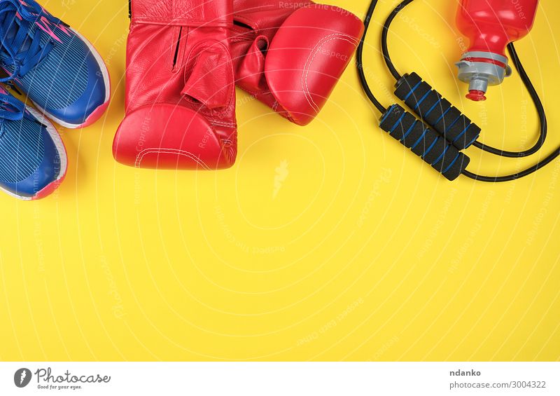 Paar rote Boxhandschuhe und blaue Turnschuhe Flasche Lifestyle sportlich Fitness Sport Sport-Training Mode Bekleidung Leder Handschuhe Schuhe springen neu gelb