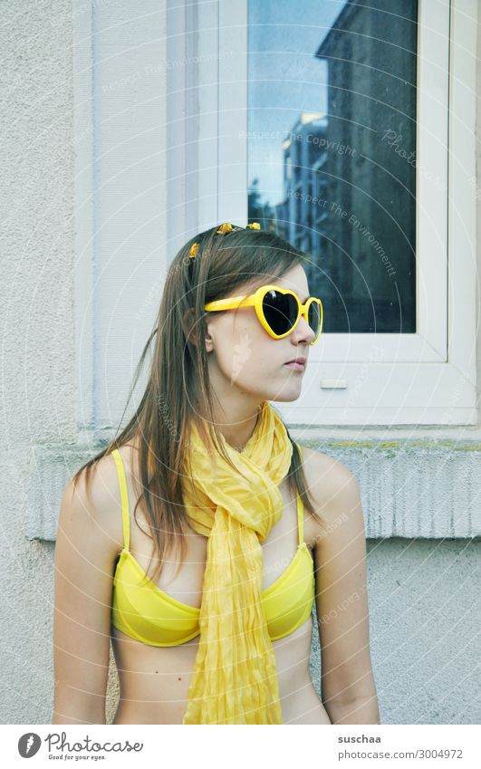 sommer in der stadt (2) Mädchen Kind Jugendliche Junge Frau Teenager verrückt nicht normal Bikini Sonnenbrille Schal gelb Sommer Ferien & Urlaub & Reisen