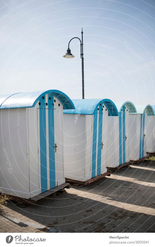 Changing cubicles in Italy Ferien & Urlaub & Reisen Sommer Sommerurlaub Strand Himmel Wolkenloser Himmel Schönes Wetter Italien Hafenstadt Haus retro blau weiß