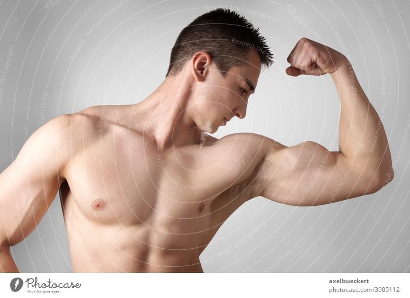 Bodybuilder zeigt Bizeps Muskeln Lifestyle Gesundheit sportlich Fitness Freizeit & Hobby Sport-Training Erfolg Mensch maskulin Junger Mann Jugendliche