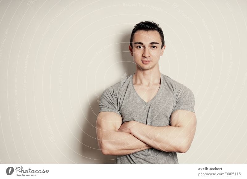 selbstbewusster muskulöser junger Mann Lifestyle Zufriedenheit Sportler Mensch maskulin Junger Mann Jugendliche Erwachsene 1 18-30 Jahre Mauer Wand T-Shirt