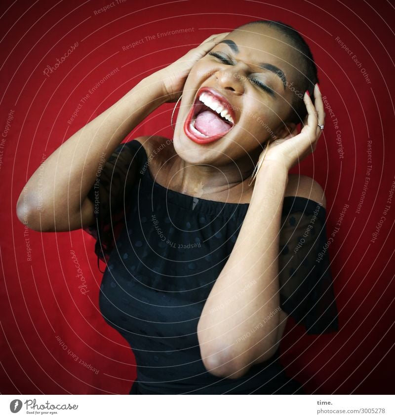 Arabella feminin Frau Erwachsene 1 Mensch Kleid Stoff schwarzhaarig kurzhaarig Bewegung festhalten lachen schreien außergewöhnlich frei Fröhlichkeit schön