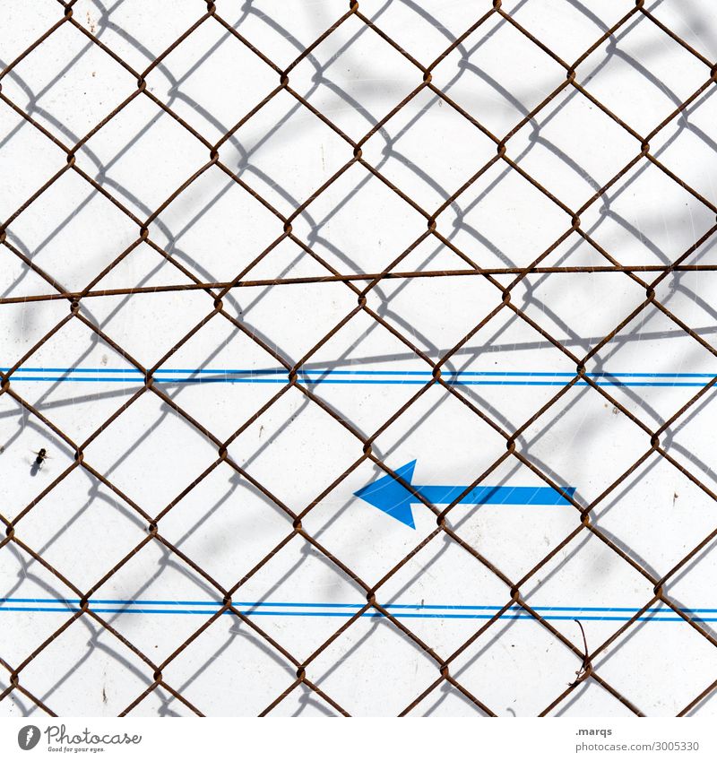 Hinten links Mauer Wand Zaun Linie Pfeil blau grau weiß Kommunizieren Richtung Farbfoto Außenaufnahme Muster Menschenleer Textfreiraum links Textfreiraum oben