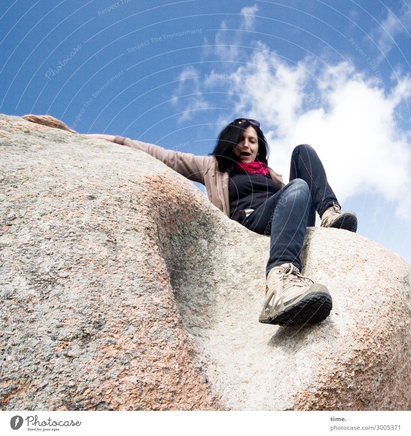 Stone Rock (II) feminin Frau Erwachsene 1 Mensch Himmel Wolken Schönes Wetter Berge u. Gebirge Felsen Bretagne festhalten hocken Lächeln sitzen Lebensfreude