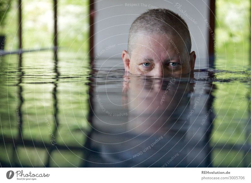 Frau taucht im Pool unter Gesundheit Krankheit Erholung ruhig Kur Mensch feminin Erwachsene Gesicht 1 30-45 Jahre Glatze Wasser Schwimmen & Baden tauchen