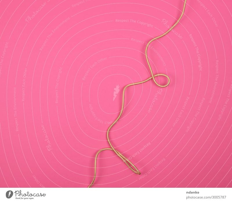verdrehtes goldenes Kabel in einer textilen Wicklung Telefon Computer Technik & Technologie Blitze Kunststoff modern neu rosa Hintergrund Draht Kraft Schnur
