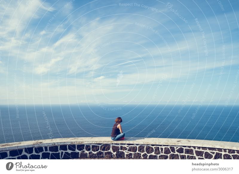 Junge Frau guckt auf Meer und Himmel auf den Azoren Natur Landschaft Urelemente Luft Wasser Wolken Schönes Wetter Küste Sao Jorge Portugal Gefühle Glück