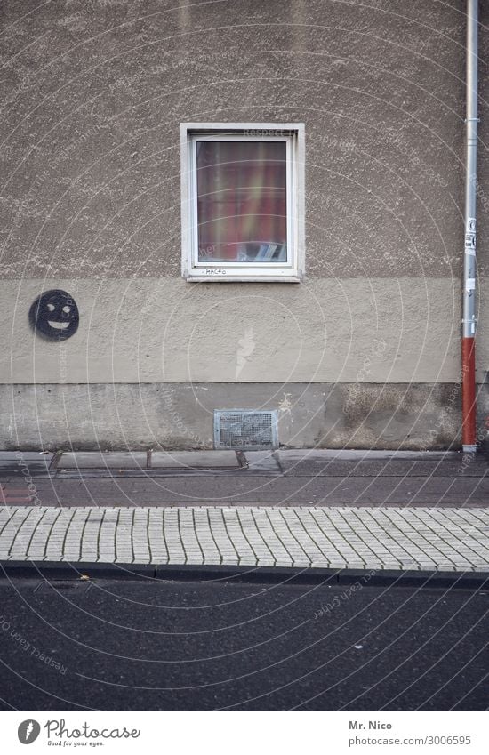 happy haus Stadt Haus Gebäude Architektur Mauer Wand Fassade Fenster Straße Wege & Pfade trist grau Smiley Bürgersteig Abflussrohr Asphalt Zeichen Glück