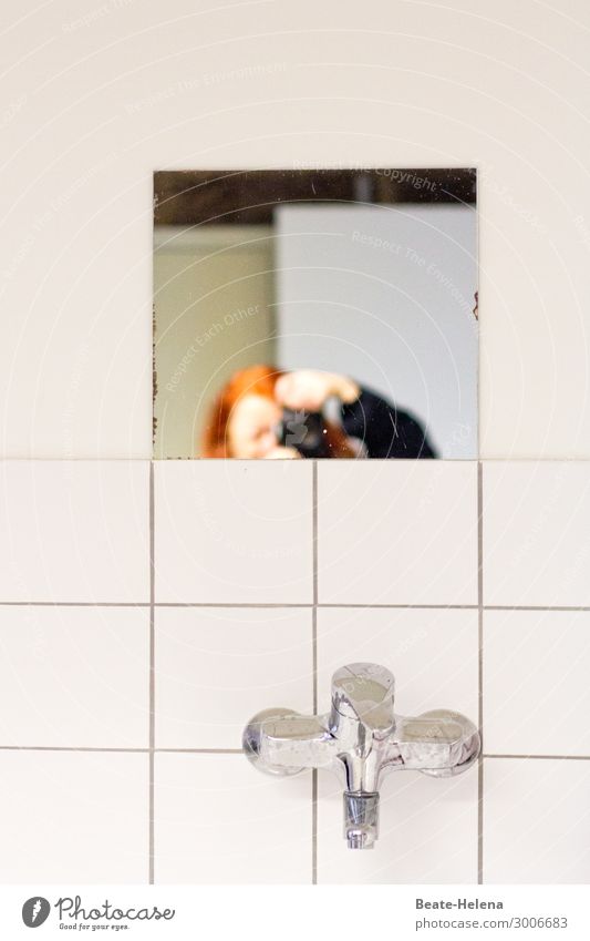 Just peeping in Häusliches Leben Innenarchitektur Spiegel Bad Fotokamera Mauer Wand rothaarig Wasserhahn Fliesen u. Kacheln Armatur beobachten entdecken Blick