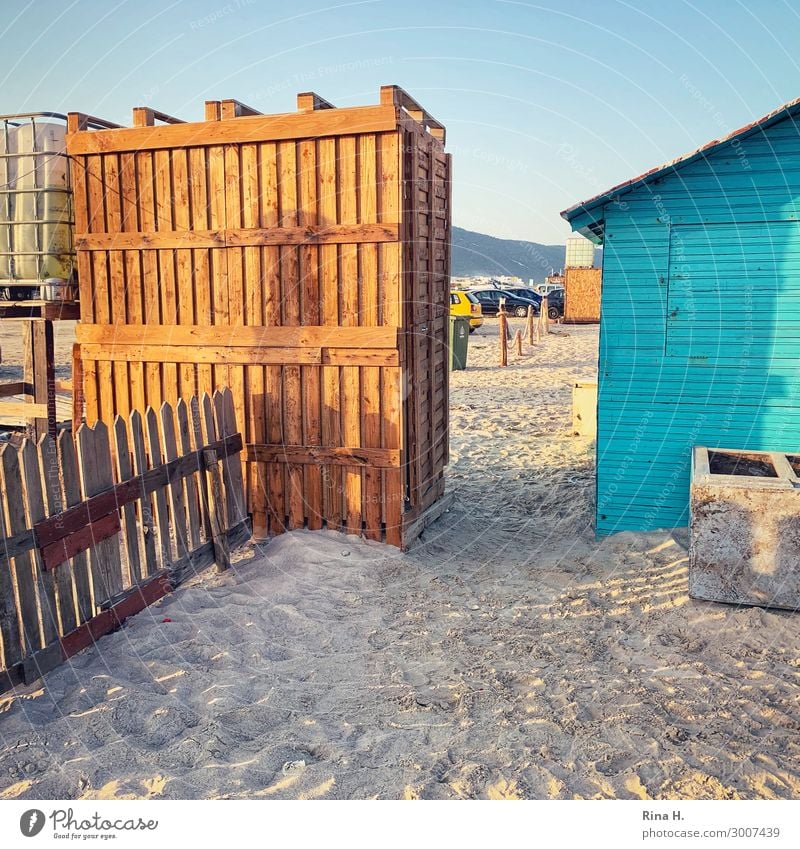 PalettenKlo Ferien & Urlaub & Reisen Sommerurlaub Sonne Strand Toilette authentisch außergewöhnlich blau braun ruhig Erholung Kreativität Zaun Hütte Farbfoto