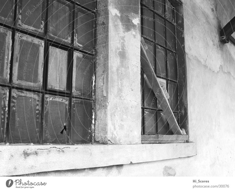 Das Fenster zum Bahnhof Fassade weiß Architektur schawrz Schwarzweißfoto Glas alt