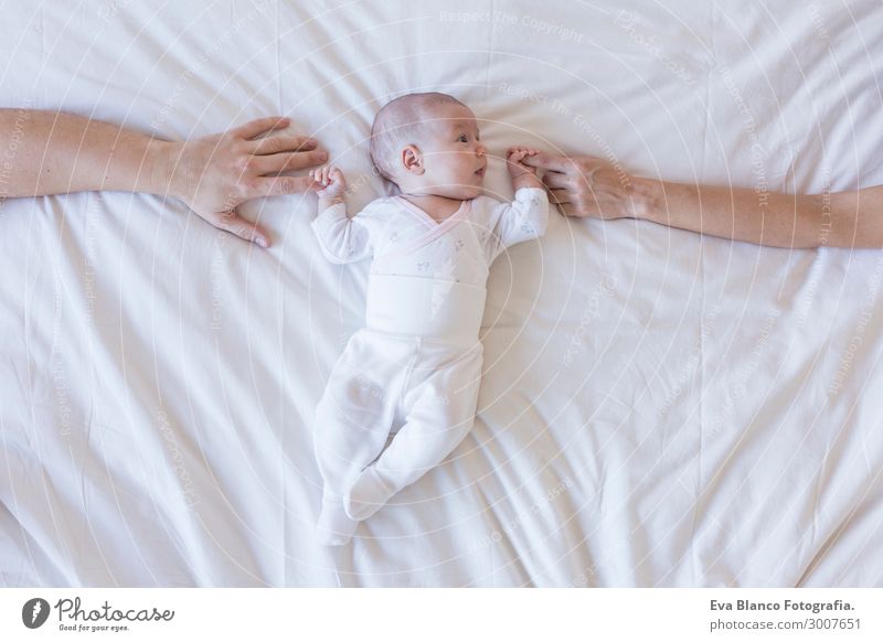 Porträt eines schönen Babys auf weißem Hintergrund zu Hause Haut Gesicht Erholung Kind Mensch Junge Mutter Erwachsene Vater Familie & Verwandtschaft Hand Liebe
