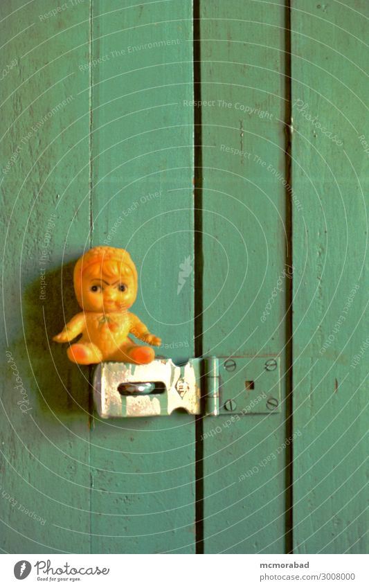 Wachposten an der Türverriegelung Spielzeug Puppe klein lustig grün orange Wache bewachen Wächterin Patrouille Schnappriegel Festmacher humorvoll amüsant Comic