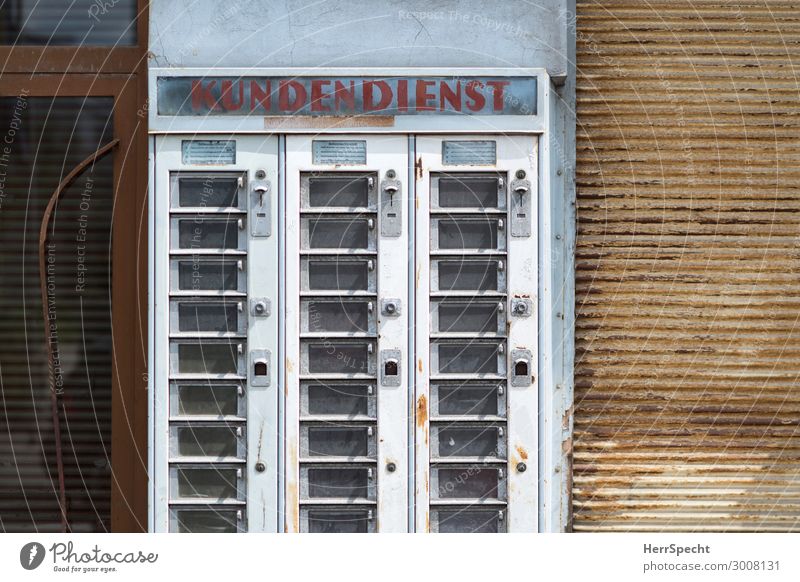 Gute alte Zeit kaufen Wien Stadt Fußgängerzone Bauwerk Gebäude Mauer Wand Metall Schriftzeichen trashig trist Dienstleistungsgewerbe Automat leer ausverkauft