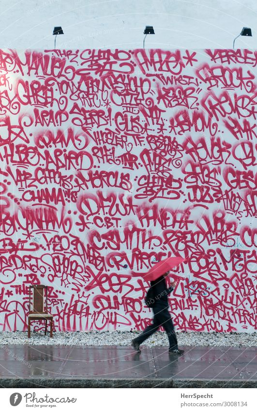 red & red Mensch maskulin Mann Erwachsene 1 30-45 Jahre schlechtes Wetter Regen Manhattan Stadtzentrum bevölkert Bauwerk Gebäude Mauer Wand Graffiti trendy rot