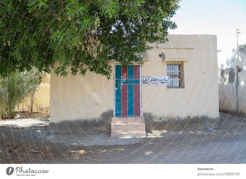 blau rot. Sonne Sommer Schönes Wetter Baum Oman Dorf Haus Mauer Wand Fassade Fenster Tür Namensschild Häusliches Leben authentisch trashig Wärme Tourismus